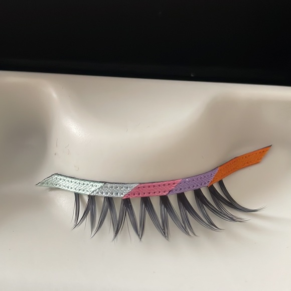 Shu Uemura’s Black V false eyelash - Picture 3 of 3